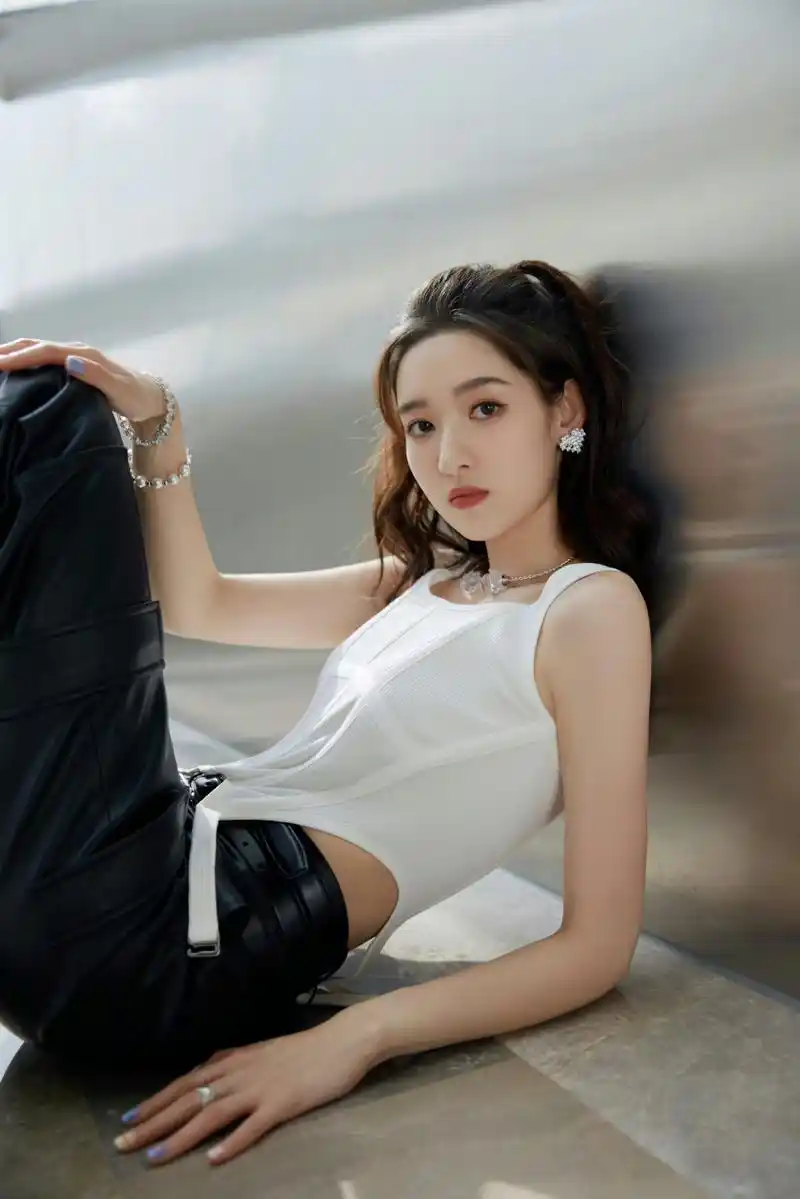 王玉雯黑白穿搭