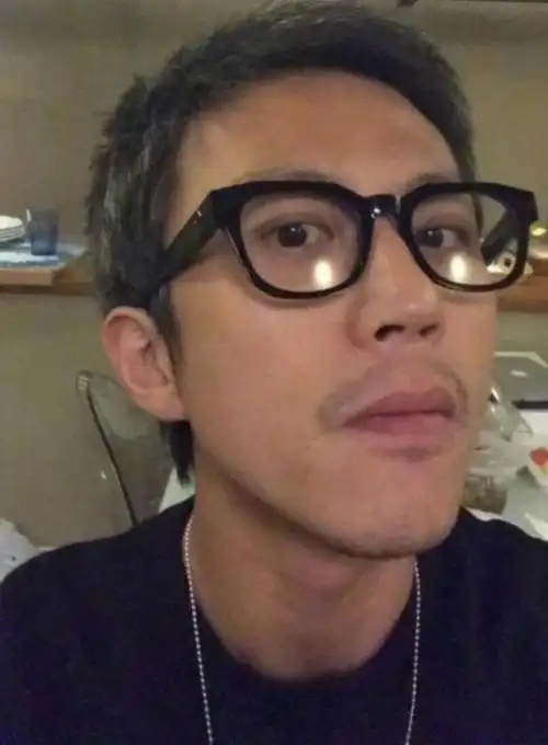 邓超晒尖下巴照 求长胖办法