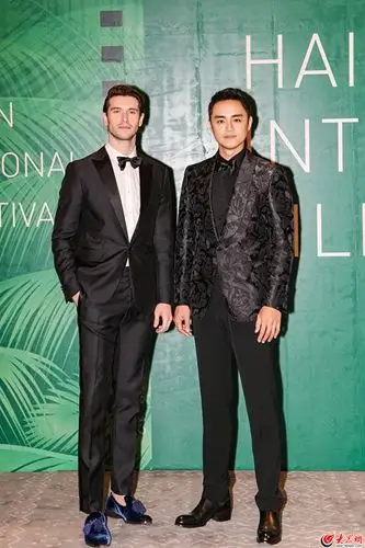 明道帅气亮相海南岛国际电影节闭幕式晒与阿米尔汗合影感言收获颇多