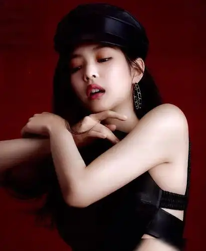 金智妮marieclaire画报,人间香奈儿的大板牙也太可爱了