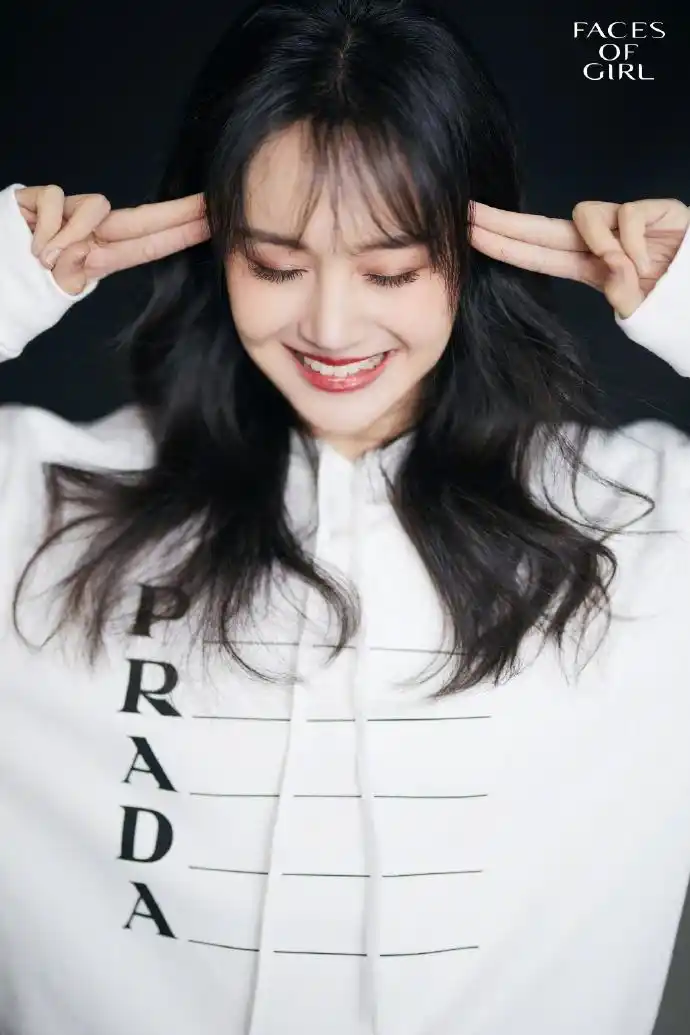 郑爽黑卷发红唇女人味足,对镜戳脸搞怪活泼俏皮