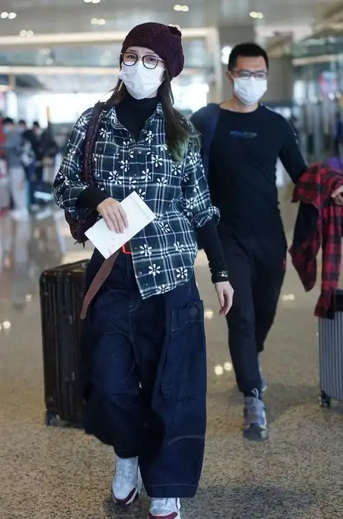 阿朵混色外套休闲优雅机场照图片_明星_美桌网