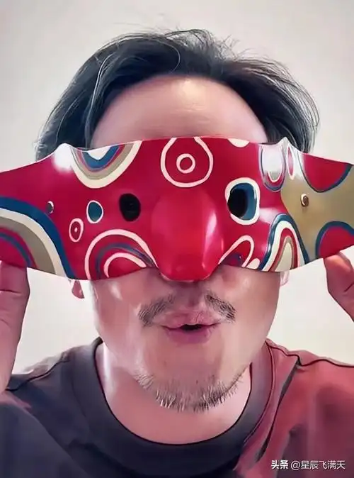 吴彦祖,胡子拉碴的再发视频,重现戴面具经典!真是笑死在评论区