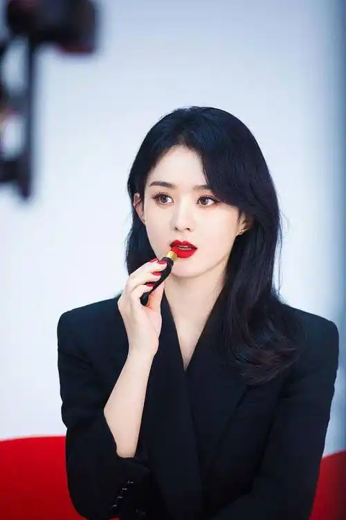 赵丽颖发布美妆大片花絮黑西装配红唇造型御姐范
