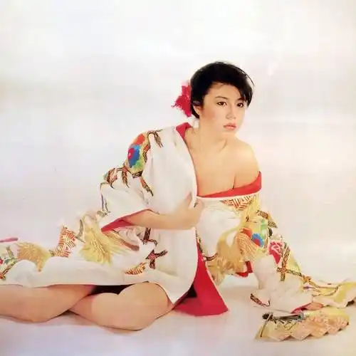 黄家驹墓碑遭涂污!他去世31年,女友是周信芳的外孙女,至今未婚