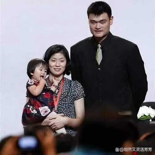 作为男篮名宿姚明的妻子,她选择成为一位贤内助,默默地支持着丈夫的