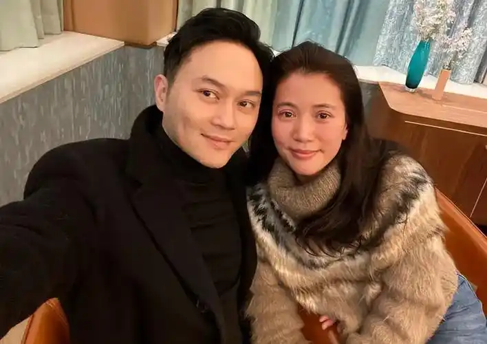 袁咏仪七夕节提前为老公庆生52岁张智霖刮掉白胡子重现少年感