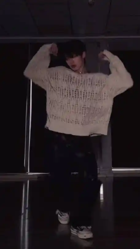 你怎么知道朱志鑫成年第一天的时候和粉丝约定今年情人节发腹肌?