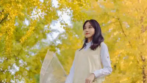 秀气长发美女户外写真