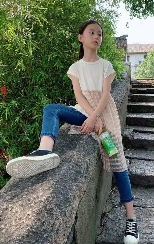 最美童星裴佳欣才10岁,能把紧身裤穿到透光,这样的腿细爆了_时尚_牛仔