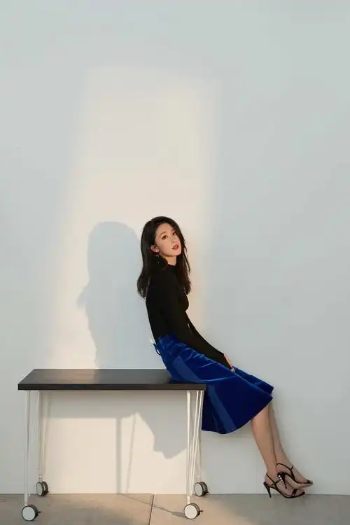 张雯时尚写真光影中绽放自信与淡然