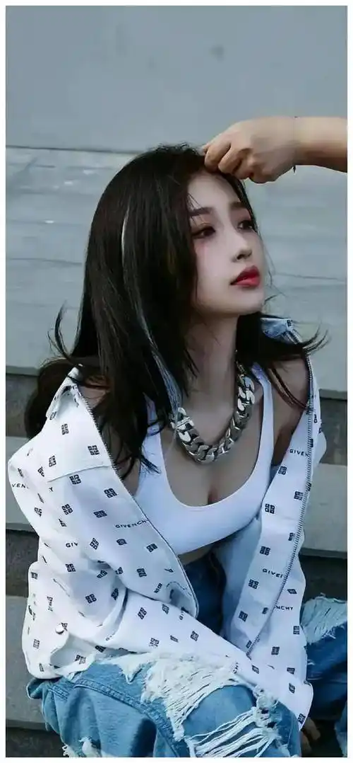 虞书欣大胆挑战性感小酥胸惊艳全场开启爆款之路新篇章