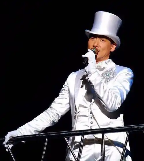 歌神张学友演唱会的舞台风范,最爱白色系,舞台最耀眼的焦点