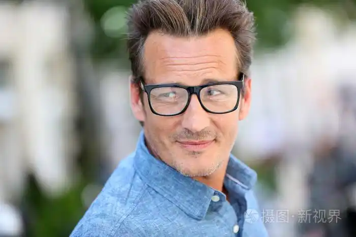 40 岁的男子与眼镜照片-正版商用图片1gomg2-摄图新视界