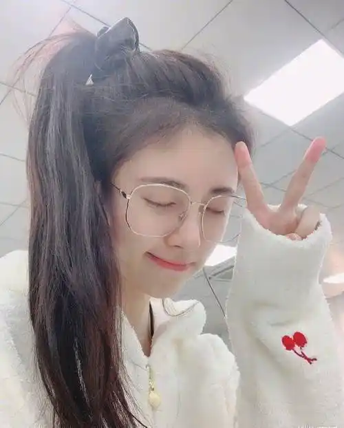 鞠婧祎素颜自拍,开"十级"磨皮,连鼻子都"磨"到看不出来了_照片_皮肤