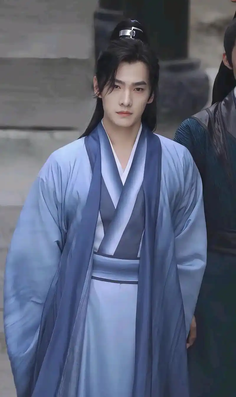杨洋古装剧最新路透,一身蓝色古装气质清贵儒雅,侧脸太绝了!