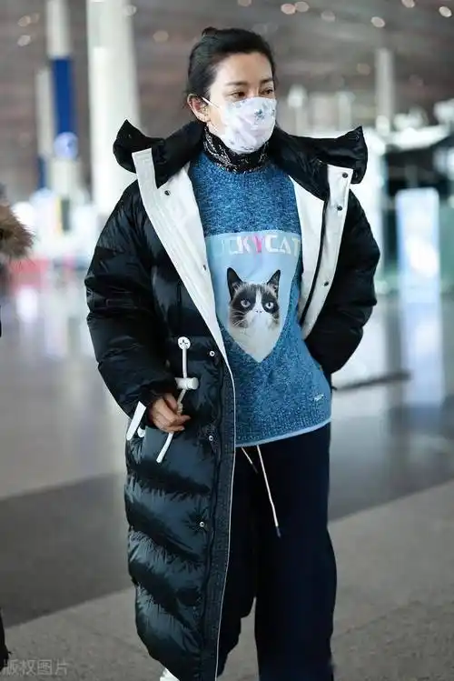 街拍:李冰冰印花毛衣 运动裤 运动鞋 印花丝巾温暖时尚