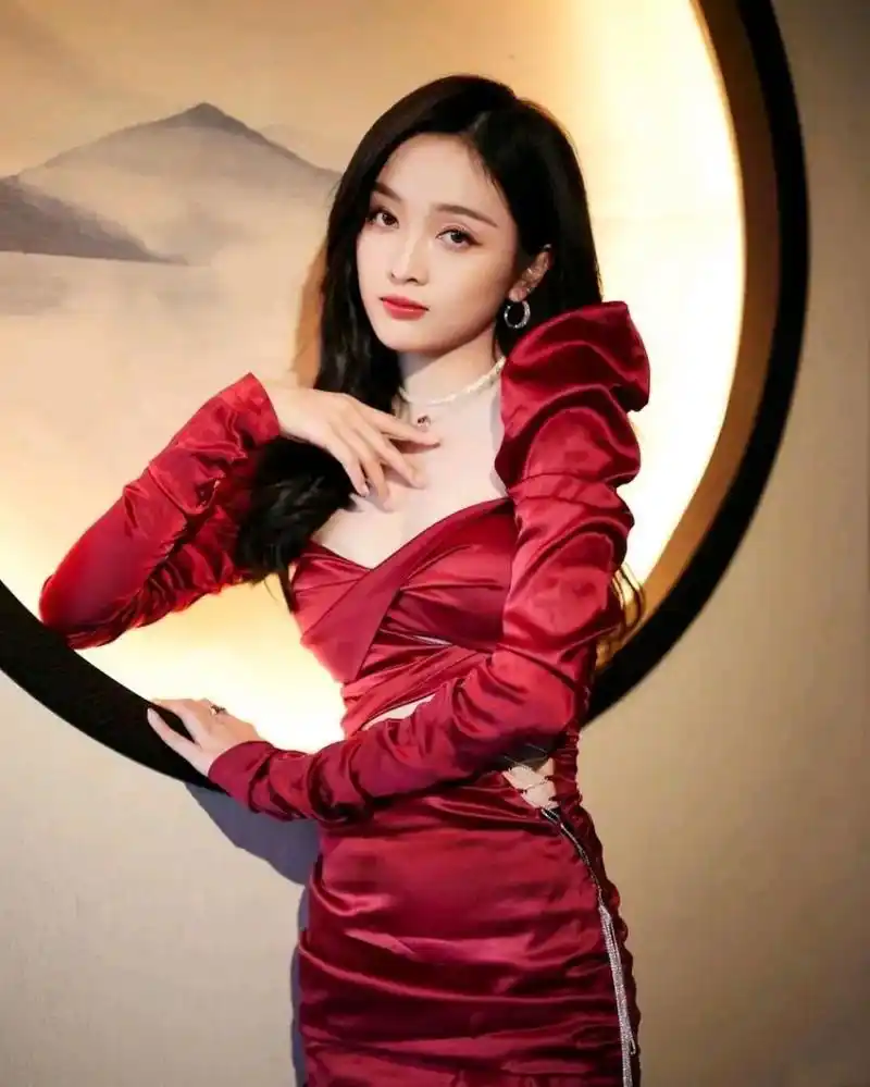 吴宣仪,1995年1月26日出生于海南省海口市,中国内地女歌手,演员,女子