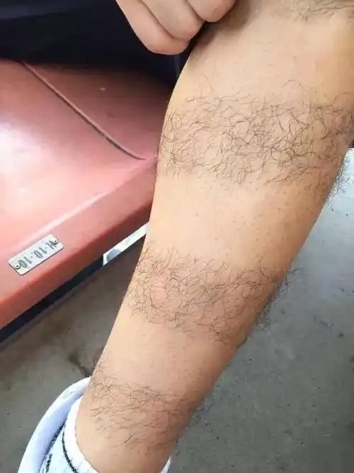 想红想疯了这小哥竟对自己的腿毛下狠手辣眼睛