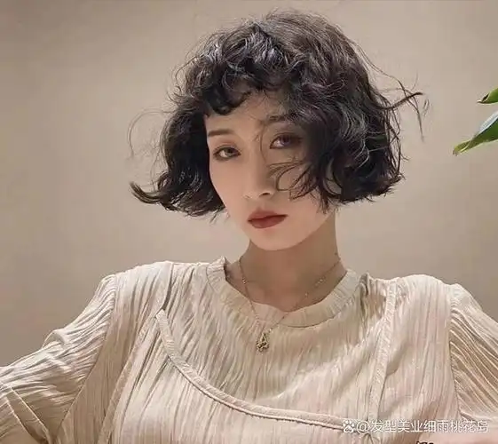 短发烫的小姐姐
