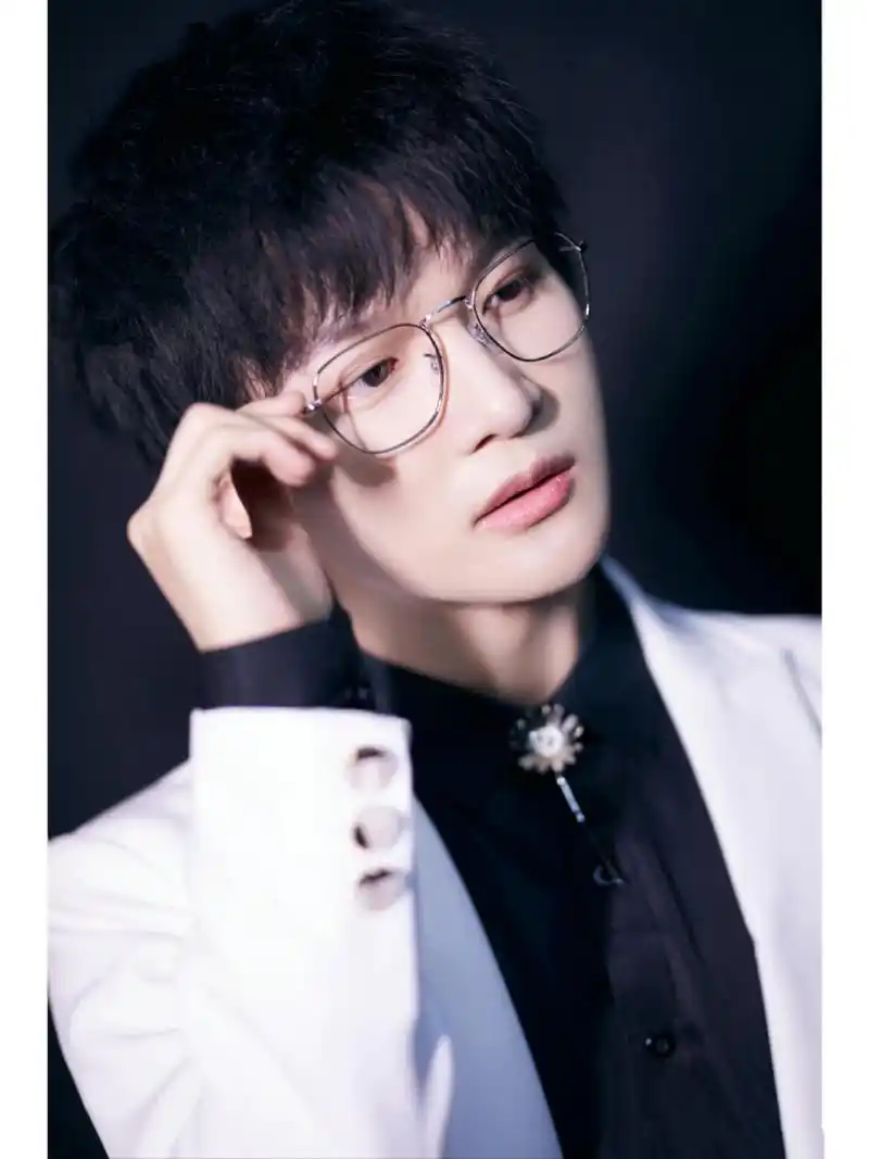 眼镜款周深来啦! 深深戴眼镜也可以这么又可爱又酷啊