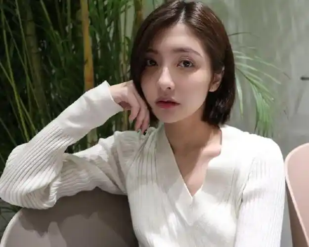 王思聪前女友豆得儿晒出比基尼照片 这小蛮腰也是没谁了