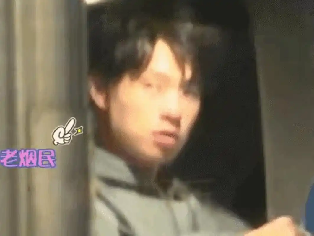 魏大勋抽烟姿势好帅气,这恐怕是少数男明星抽烟却不会被骂了的吧