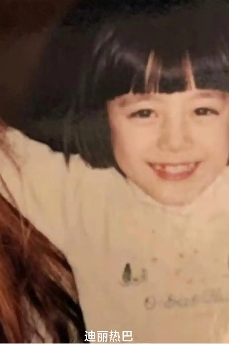 肖战小时候vs迪丽热巴小时候,你能认出来吗