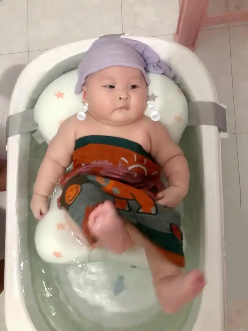 《带珍珠耳环少女洗澡记》阳光开朗小女孩从开始洗澡的一脸享受到 -