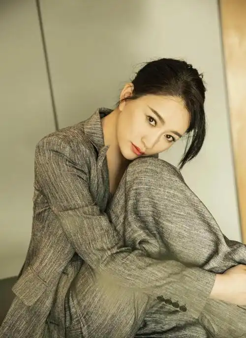 演员李小冉,40岁苦尽甘来,5个亿随便花,被丈夫宠成宝