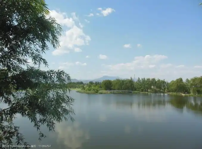 关键词:山水风景 风景图片 山水 树木 蓝天 远山 湖水 自然风景 风景