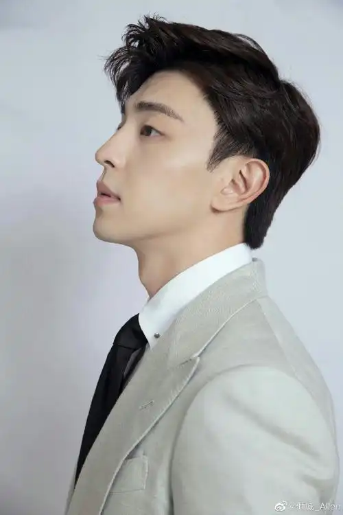 邓伦#  好久不看西装伦,我们的绅装小王子魅力十足