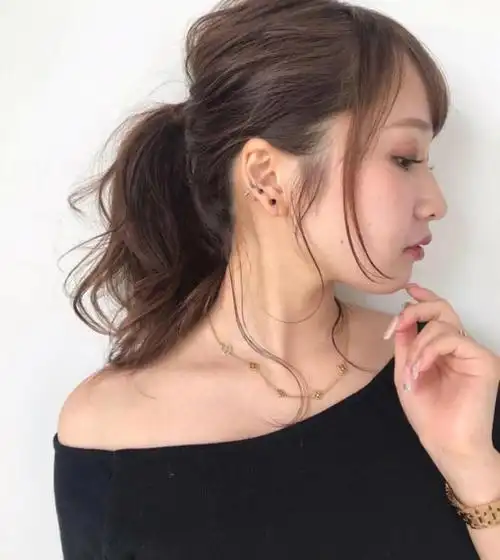 狗啃式刘海发型与我们的年龄并没有直接的关系,主要是看气质和脸型.