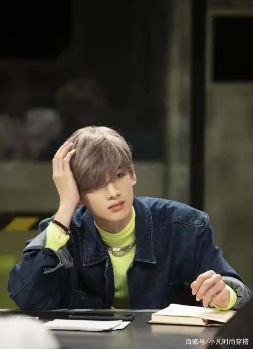 白敬亭的这款发色超越了红色,头戴绿色帽子依旧帅气十足!