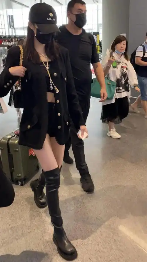 关晓彤提名金鹰女神后现身穿黑衣干练飒爽踩过膝靴超模腿抢镜