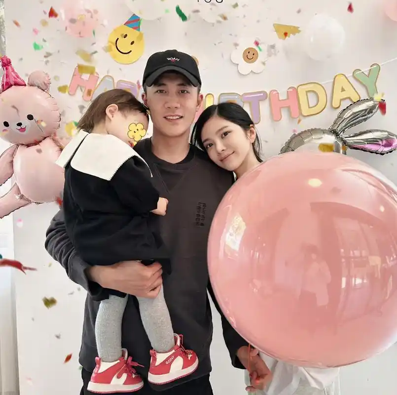 4月13日,杜淳晒出了一家三口大合照,原来今天是女儿的2周岁生日.