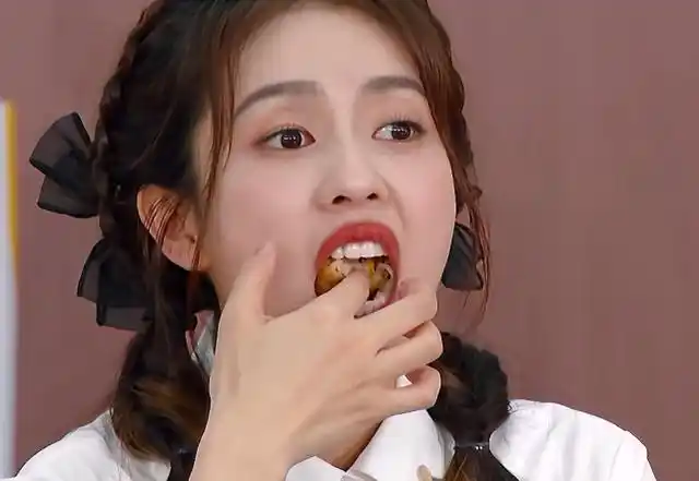 杨颖的手意外受伤,依然笑着不娇气,主动喂蔡徐坤喝牛奶互动太甜