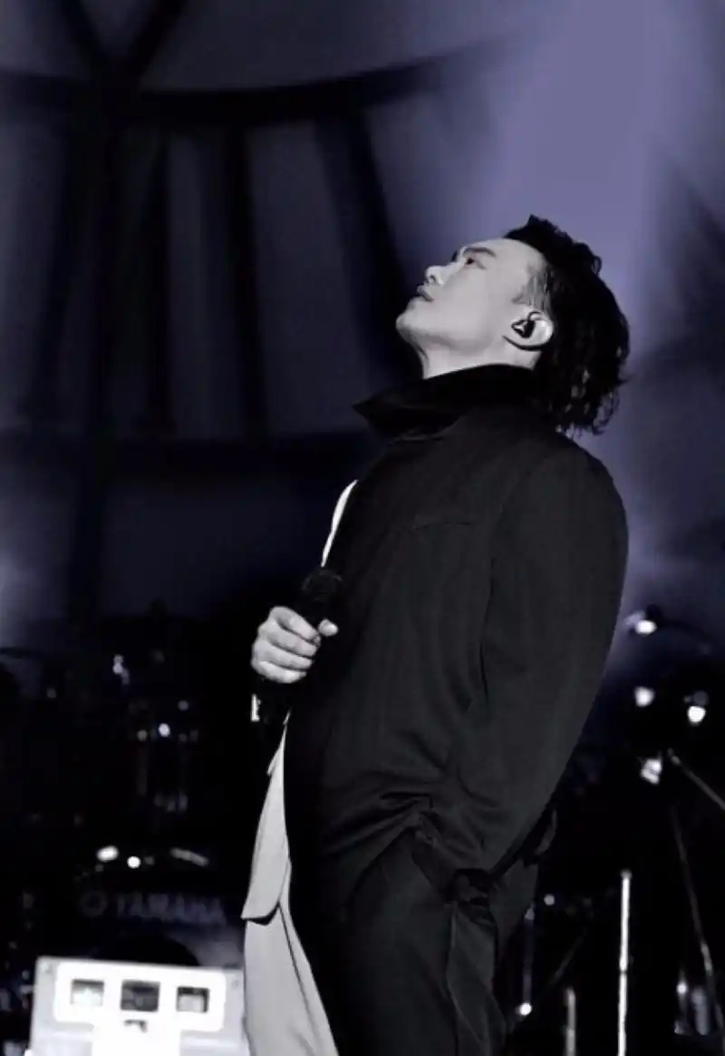 请问谁有陈奕迅这张图片的高清图?谢谢了!