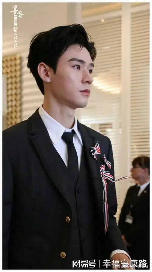 戛纳第四天,龚俊贵族风范,林峯亲男演员辣眼睛,佟丽娅很疲惫|林峰|红