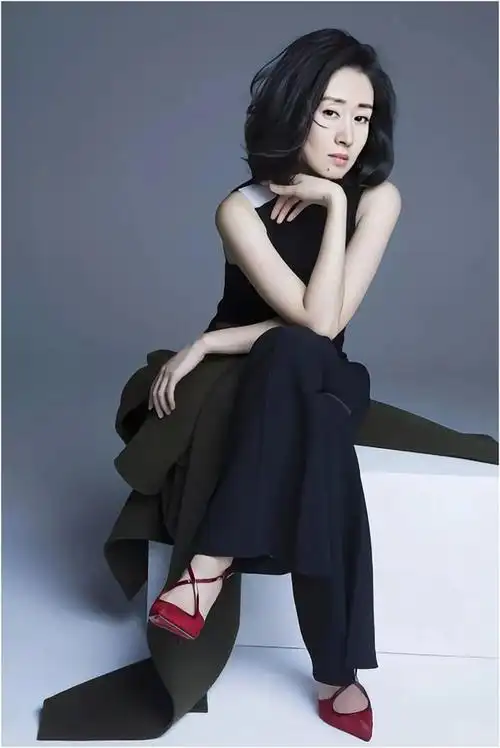 妩媚利落,女人味十足,显脚白尖头红色高跟鞋给刘敏涛增加了热情自信的