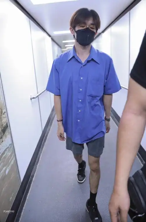 易烊千玺到达西宁##易烊千玺蓝色衬衫