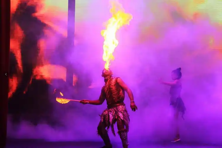 仡佬族演员现场表演喷火