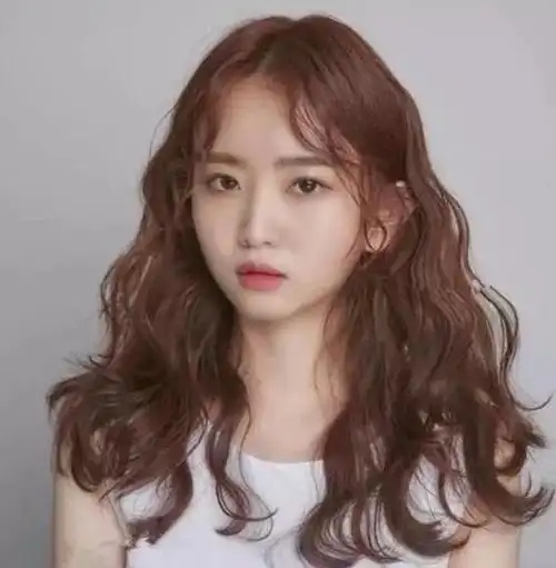 2022卷发发型中长发,中长发卷发一定很适合你