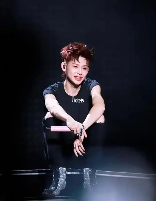 见不得努力的孩子哭_演唱会_膏药_唱歌_小鬼王琳凯_娱乐_明星娱乐资讯
