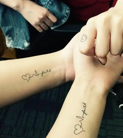 爱心心电图手腕情侣纹身图案