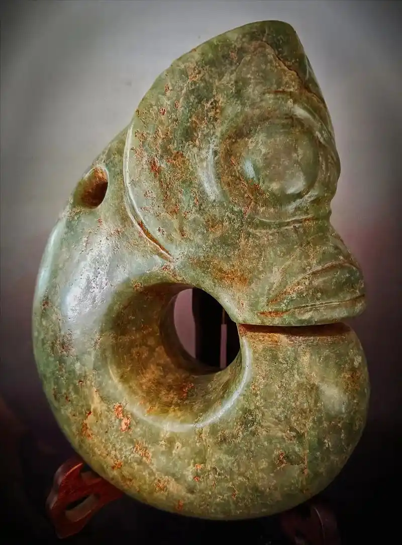 玉猪龙,红山文化期,透闪石碧玉质地.高17.3,宽1 - 抖音