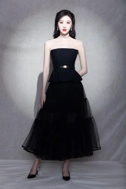 【明星】景甜品牌活动造型,简单的抹胸黑色纱裙背一抹红唇点亮,眉眼