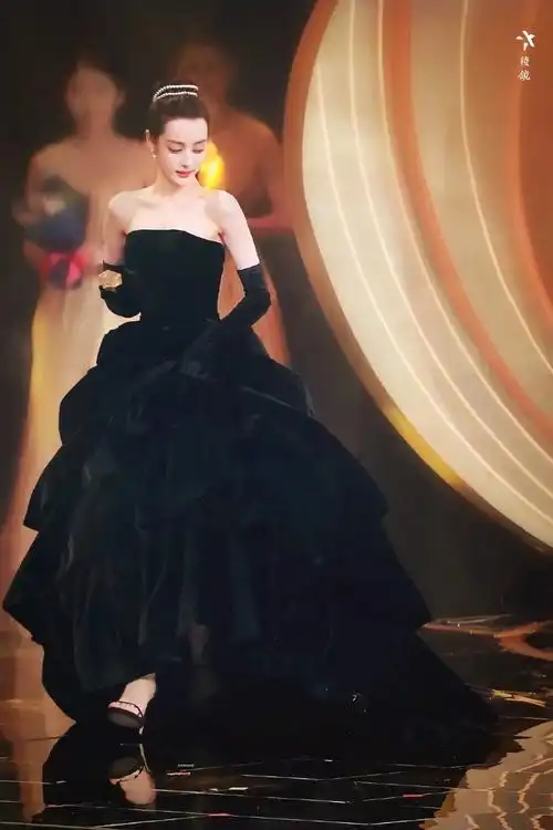 迪丽热巴|2020微博之夜|赫本黑裙造型 - 堆糖,美图壁纸兴趣社区