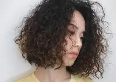 满头卷发图片中的长发 满头卷发小卷中的长发 - 女生烫发 - 发型社