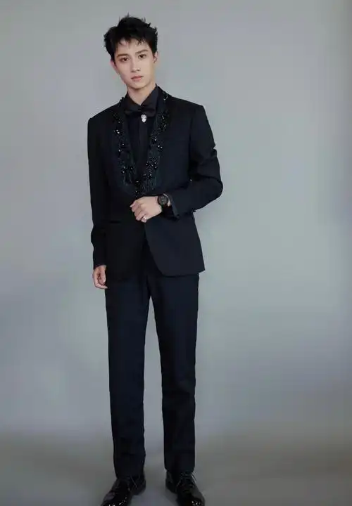 canali星闻#@敖子逸身着canali黑色珠片刺绣礼服登上#北京国际电影节